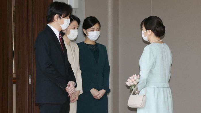 Đám cưới hoàng gia: Bên rình rang, bên phải trở về làm thường dân