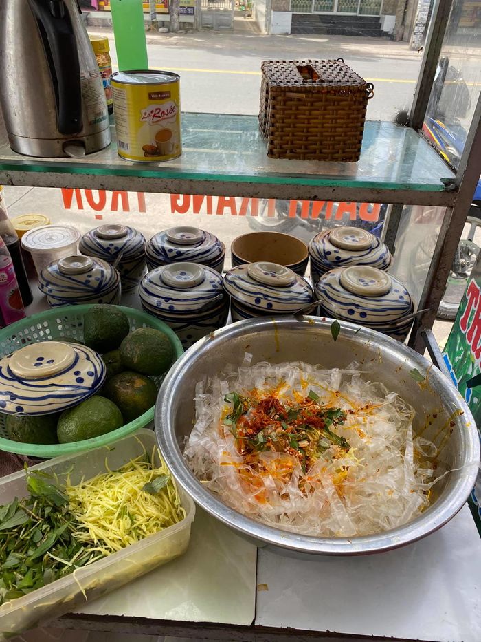 Đam mê chứng khoán mà vợ bắt bán bánh tráng trộn: Để khách bỏ topping