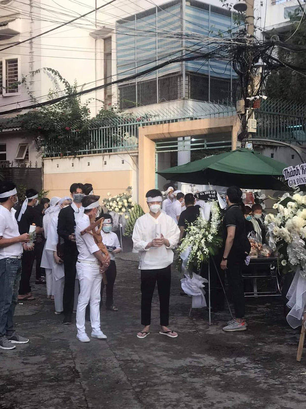 Đám tang bố Hoài Linh: vợ cũ danh hài gửi lời chia buồn
