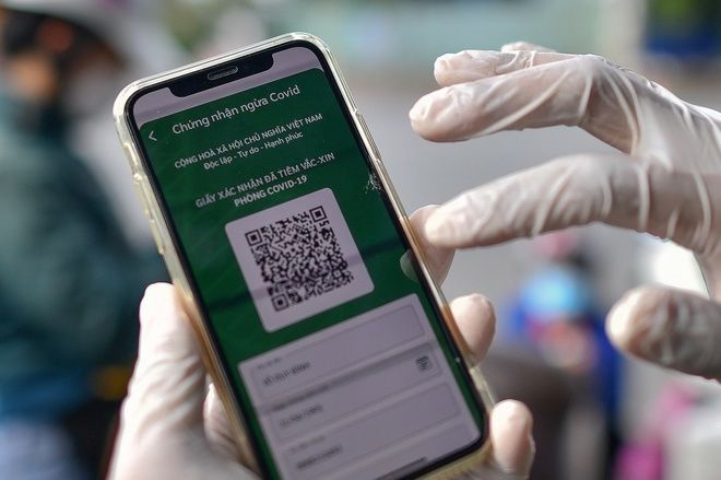 Dân Sài Gòn sốt xình xịch trào lưu mã QR: In lên áo, ốp lưng đủ cả
