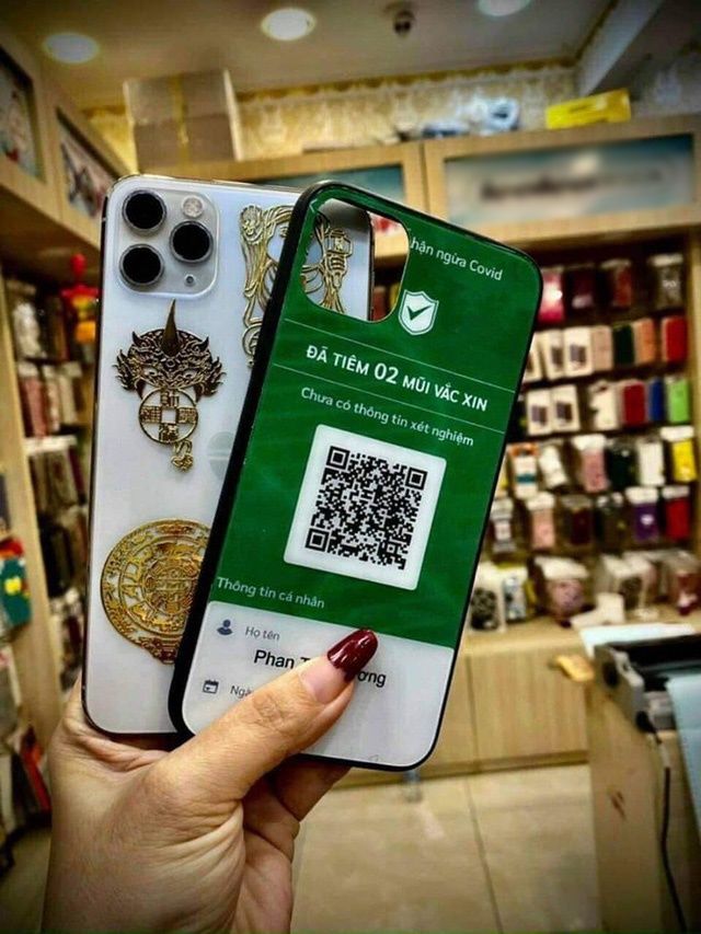 Dân Sài Gòn sốt xình xịch trào lưu mã QR: In lên áo, ốp lưng đủ cả