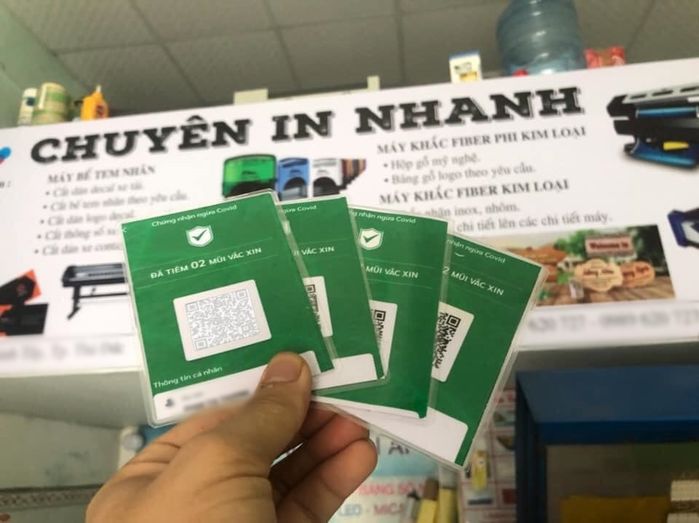 Dân Sài Gòn sốt xình xịch trào lưu mã QR: In lên áo, ốp lưng đủ cả