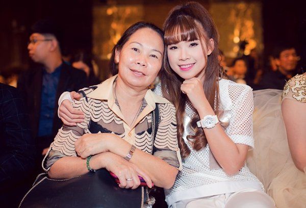Dàn sao Việt vẫn được mẹ quản lý: Hoàng Thùy Linh sợ mẹ đuổi khỏi nhà