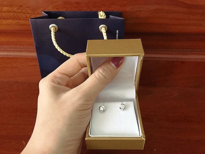 Dâu miền Tây được mẹ chồng tặng hột xoàn, tương lai cho hết tài sản