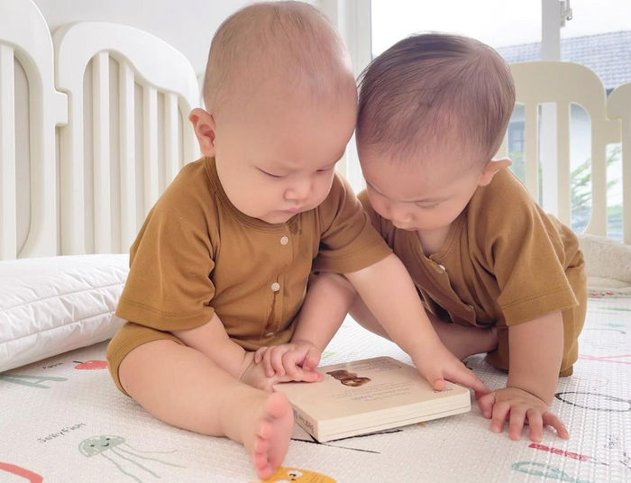 Diện đồ đôi với chị gái, Leon bị nhầm là tiểu thư váy vàng