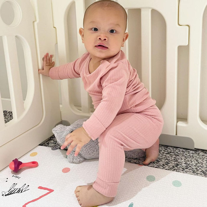 Diện đồ đôi với chị gái, Leon bị nhầm là tiểu thư váy vàng