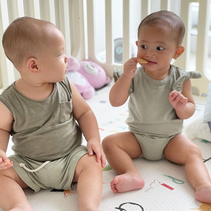 Diện đồ đôi với chị gái, Leon bị nhầm là tiểu thư váy vàng