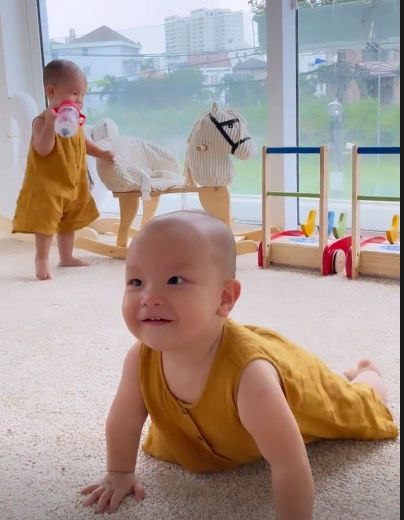 Diện đồ đôi với chị gái, Leon bị nhầm là tiểu thư váy vàng