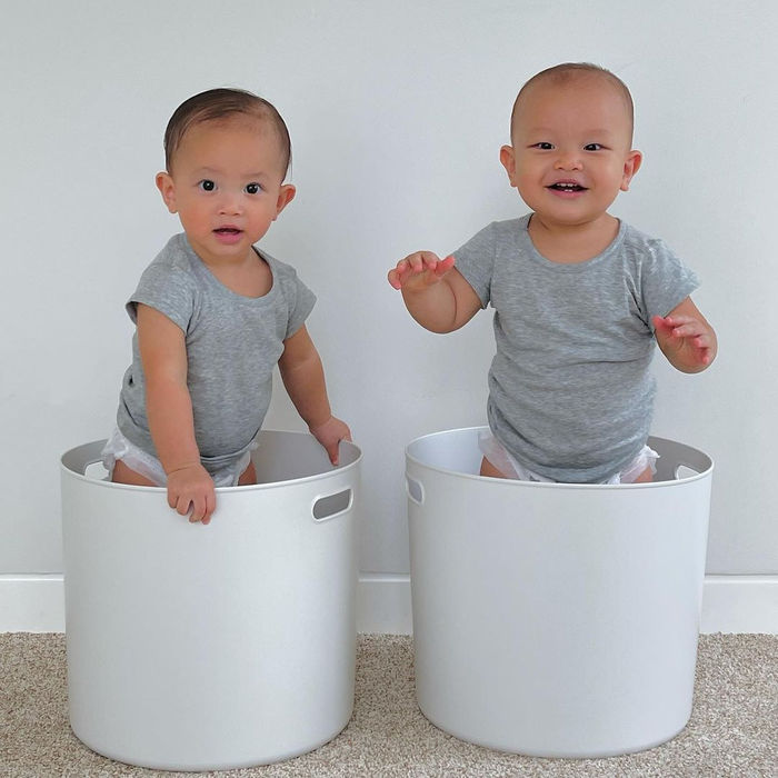 Diện đồ đôi với chị gái, Leon bị nhầm là tiểu thư váy vàng