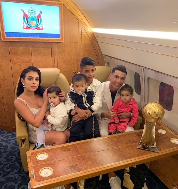 Độ chịu chơi của CR7: Sắm xe 6 tỷ tặng con, bỏ nửa tỷ/ngày cho bạn gái