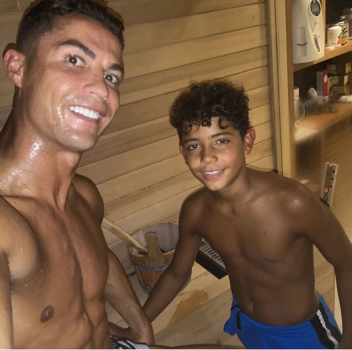 Độ chịu chơi của CR7: Sắm xe 6 tỷ tặng con, bỏ nửa tỷ/ngày cho bạn gái