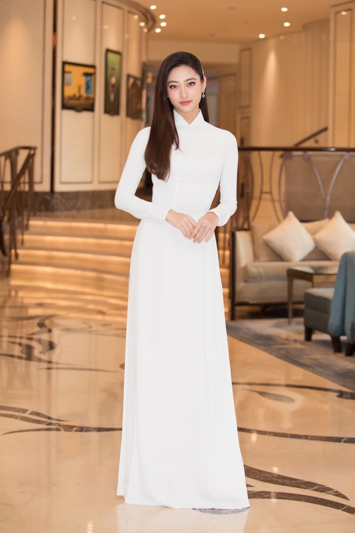 Nhan sắc Hoa hậu Việt khi diện áo dài trắng: Đỗ Thị Hà như nàng thơ