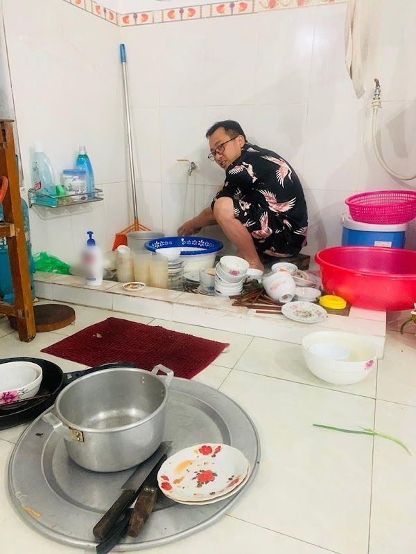 Đường mưa nước ngập, chồng bế bổng vợ ra xe ô tô vì sợ vợ lấm chân