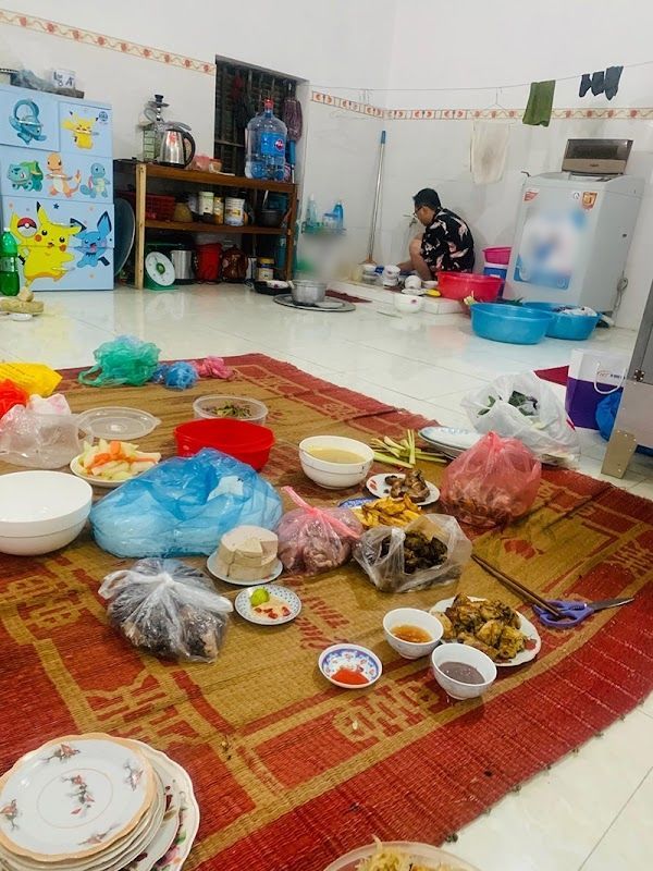 Đường mưa nước ngập, chồng bế bổng vợ ra xe ô tô vì sợ vợ lấm chân