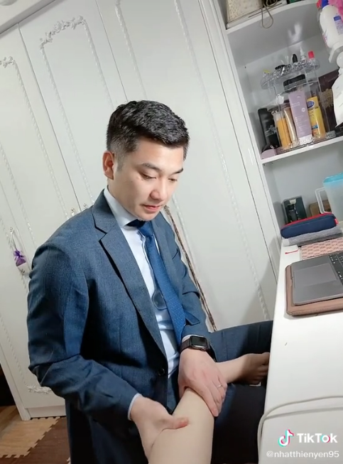 Đường mưa nước ngập, chồng bế bổng vợ ra xe ô tô vì sợ vợ lấm chân