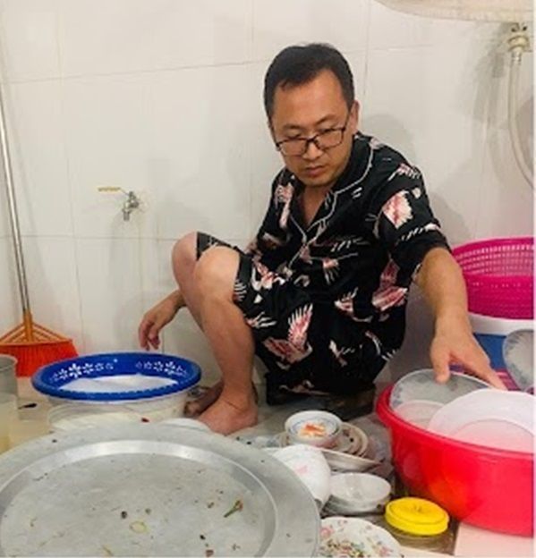 Đường mưa nước ngập, chồng bế bổng vợ ra xe ô tô vì sợ vợ lấm chân