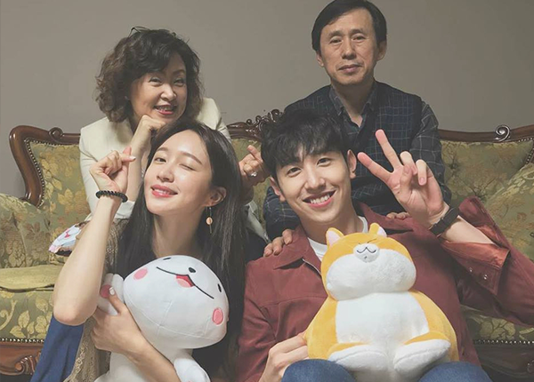 Những bà mẹ cực phẩm hết mực ủng hộ con của thần tượng Kpop