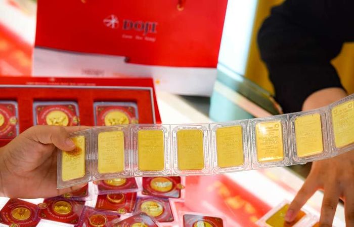 Giá vàng nhảy loạn xạ, giá xăng tăng kỷ lục: Lương ơi sao chưa tăng?