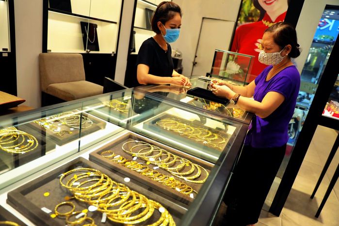 Giá vàng nhảy loạn xạ, giá xăng tăng kỷ lục: Lương ơi sao chưa tăng?