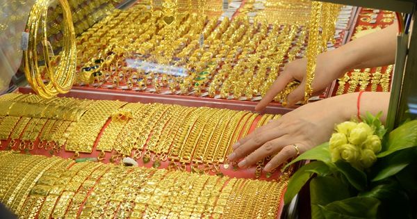 Giá vàng nhảy loạn xạ, giá xăng tăng kỷ lục: Lương ơi sao chưa tăng?
