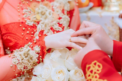 Crush anh hàng xóm, cô gái giả vờ sang xin trái cây và cái kết