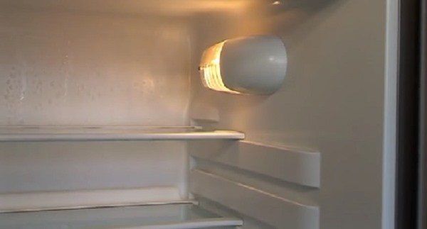 Góc thắc mắc: Tại sao ngăn mát tủ lạnh có đèn nhưng ngăn đá lại không?