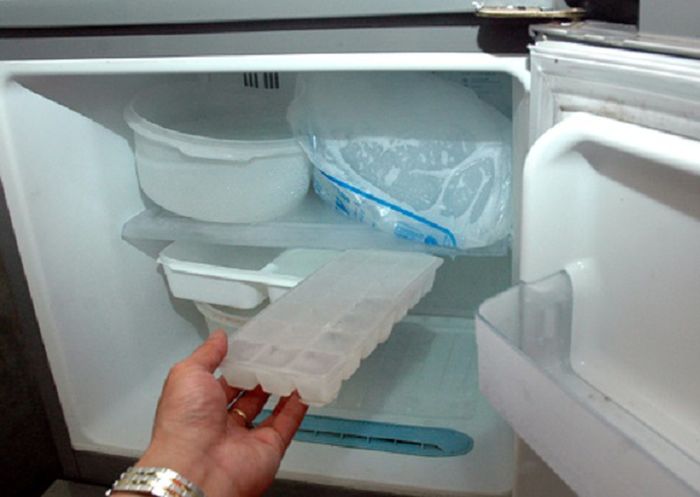 Góc thắc mắc: Tại sao ngăn mát tủ lạnh có đèn nhưng ngăn đá lại không?