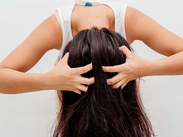 Gội đầu mấy lần/tuần là đủ, nhiều người làm sai khiến tóc rụng xơ xác