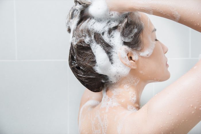 Gội đầu mấy lần/tuần là đủ, nhiều người làm sai khiến tóc rụng xơ xác