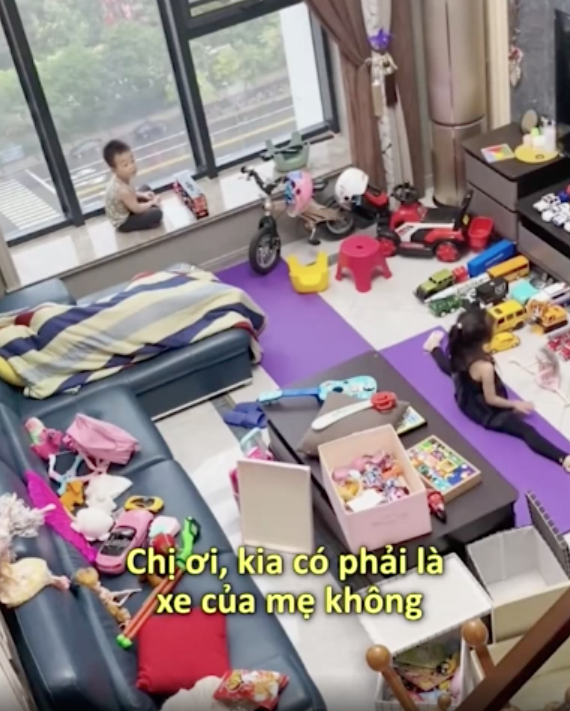 Hai chị em dọn nhà thần tốc: thiếu điều muốn dọn luôn ông bố