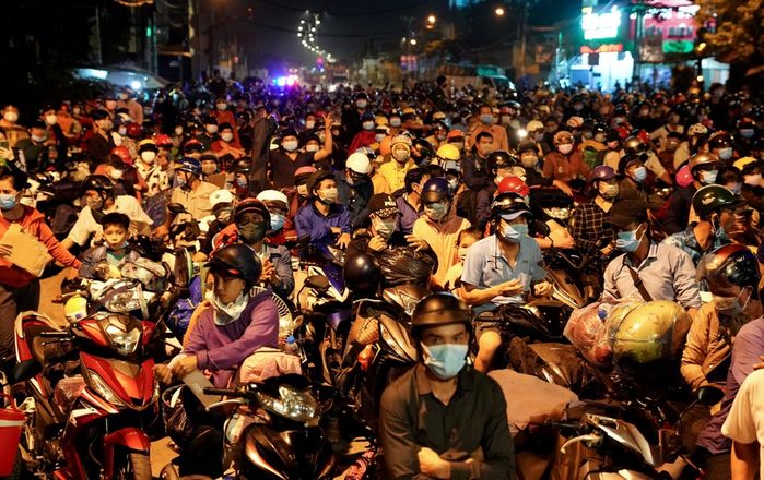 Người dân đổ bộ về miền Tây: Tôi về để còn sống nhờ người thân