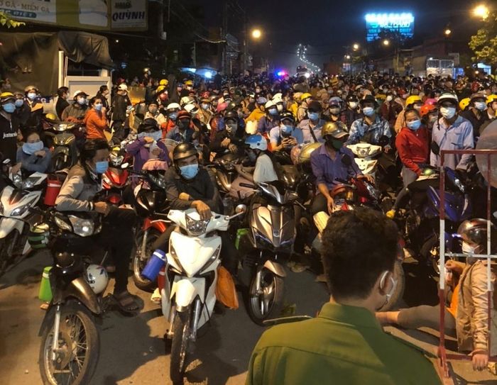 Người dân đổ bộ về miền Tây: Tôi về để còn sống nhờ người thân