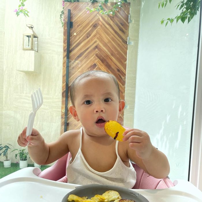 Hành trình tự ăn của Lisa - Leon: Lisa chăm chú, Leon hơi nhăn nha