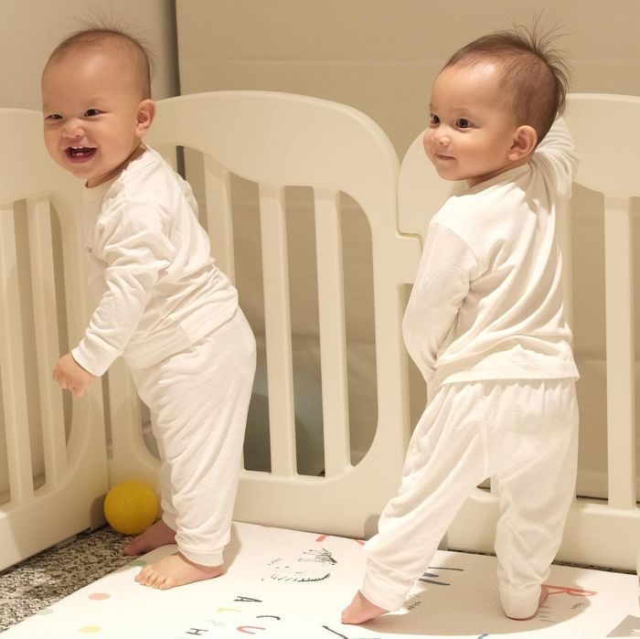 Hành trình tự ăn của Lisa - Leon: Lisa chăm chú, Leon hơi nhăn nha