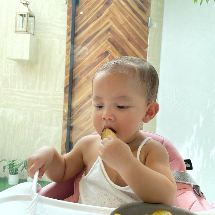 Hành trình tự ăn của Lisa - Leon: Lisa chăm chú, Leon hơi nhăn nha