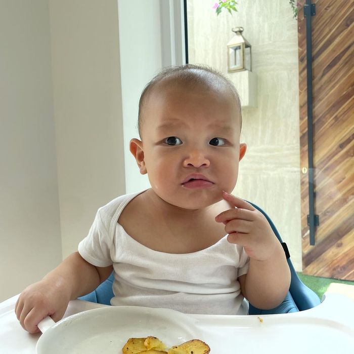Hành trình tự ăn của Lisa - Leon: Lisa chăm chú, Leon hơi nhăn nha