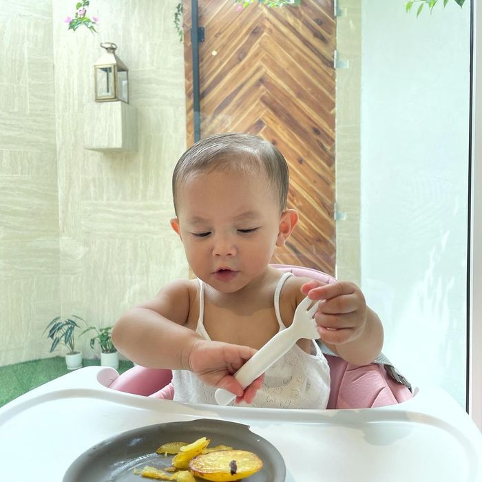 Hành trình tự ăn của Lisa - Leon: Lisa chăm chú, Leon hơi nhăn nha