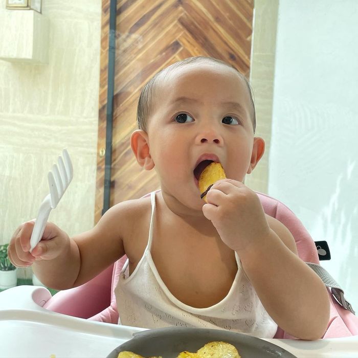 Hành trình tự ăn của Lisa - Leon: Lisa chăm chú, Leon hơi nhăn nha