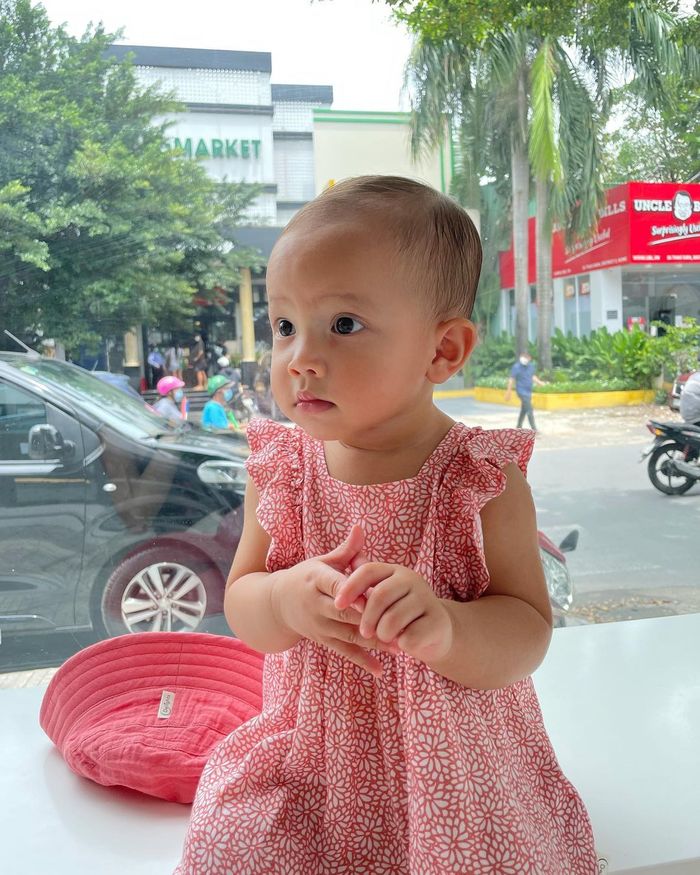 Hành trình tự ăn của Lisa - Leon: Lisa chăm chú, Leon hơi nhăn nha