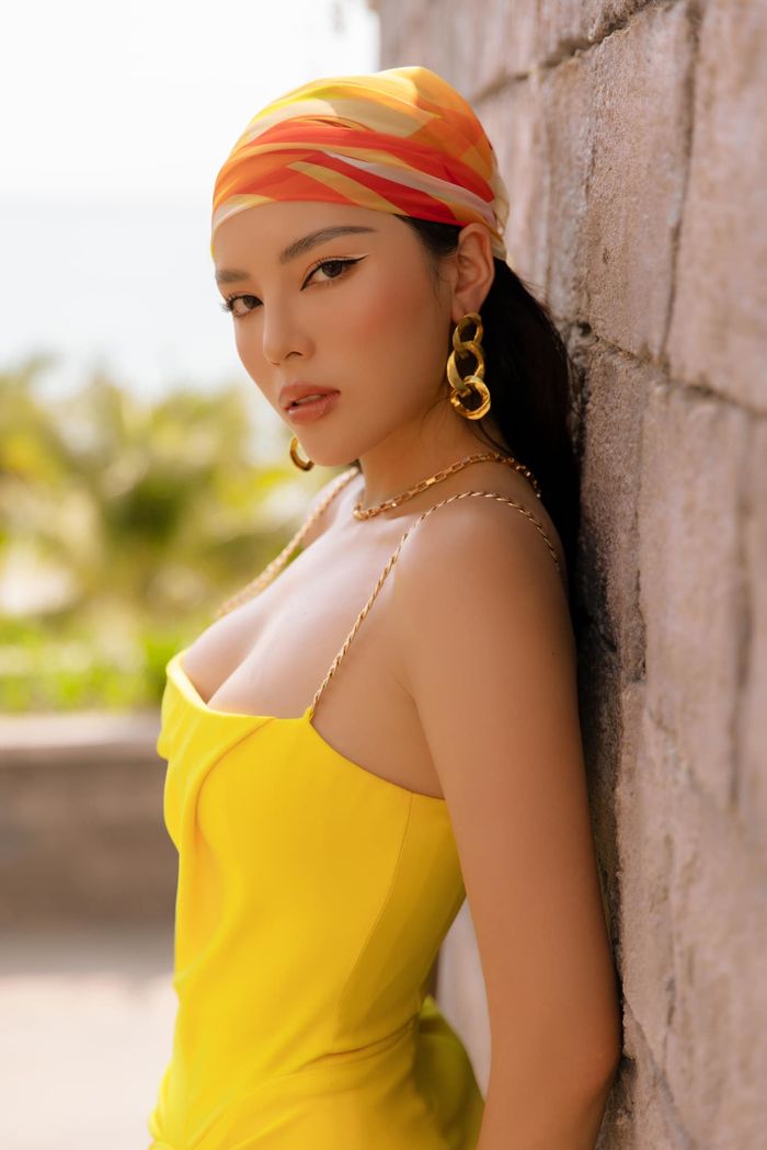 Hết nhiệm kỳ, dàn Hoa hậu chuyển sang style kiệm vải