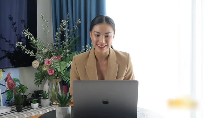 H'Hen Niê chấn chỉnh cách sử dụng tiếng Anh của Á hậu Kim Duyên