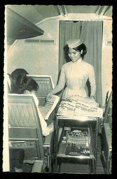 Hình ảnh về chiêu đãi viên hàng không xưa: mẹ MC Kỳ Duyên tuyệt sắc