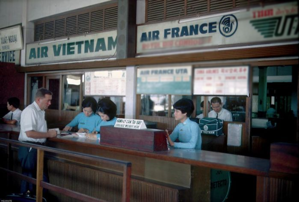 Hình ảnh về chiêu đãi viên hàng không xưa: mẹ MC Kỳ Duyên tuyệt sắc