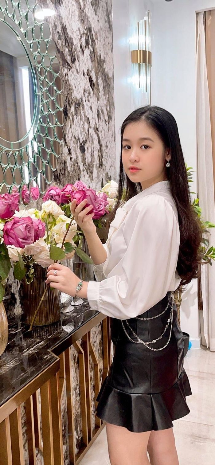 Hoa khôi nhí Cần Thơ gây sốt khi đụng hàng với Hoa hậu Đặng Thu Thảo