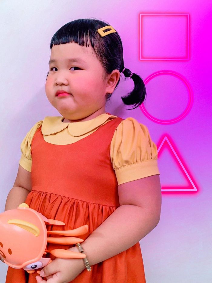 Hóa trang búp bê trong Squid Game, bé gái khiến CDM cười vỡ bụng