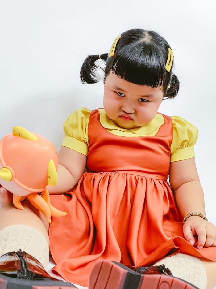 Hóa trang búp bê trong Squid Game, bé gái khiến CDM cười vỡ bụng