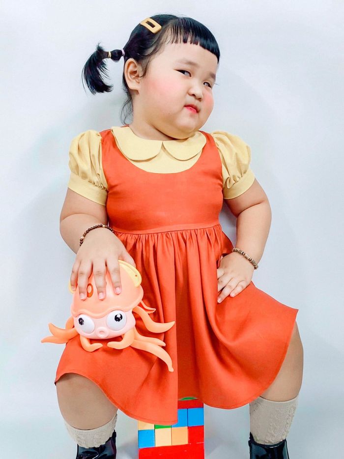 Hóa trang búp bê trong Squid Game, bé gái khiến CDM cười vỡ bụng