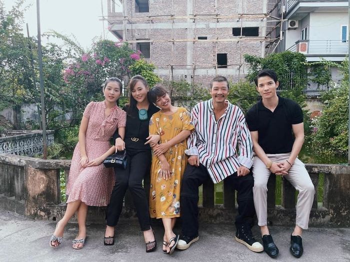Hương Vị Tình Thân: Dũng Matthew bị fan girl ghẹo khi đi cà phê