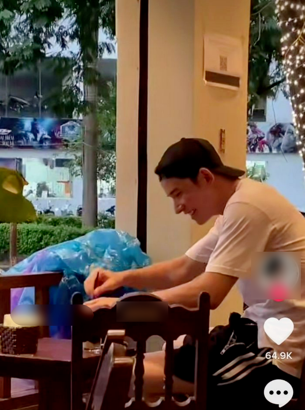 Hương Vị Tình Thân: Dũng Matthew bị fan girl ghẹo khi đi cà phê