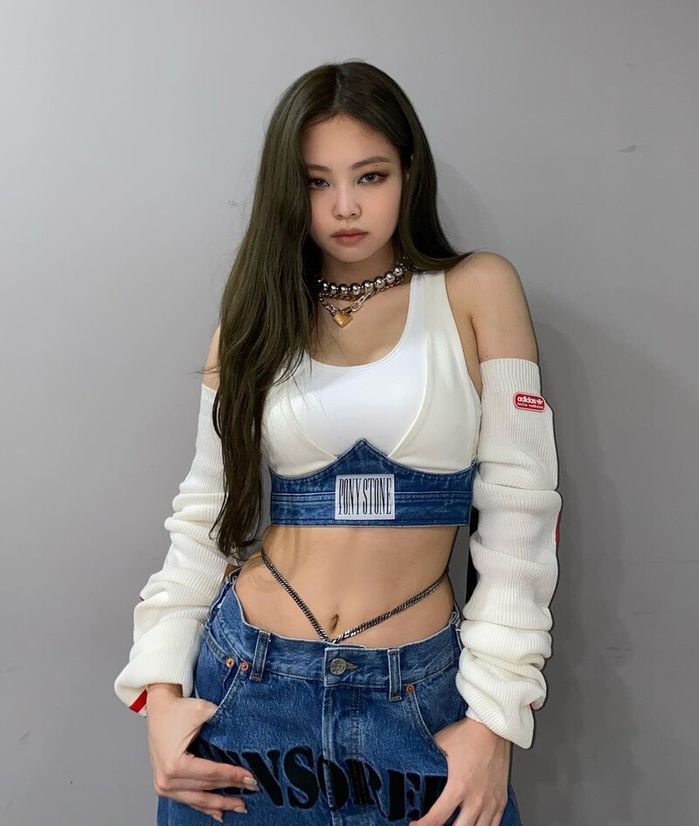 Idol Kpop áp dụng belly chain: Jennie khéo khoe eo 0% mỡ thừa 